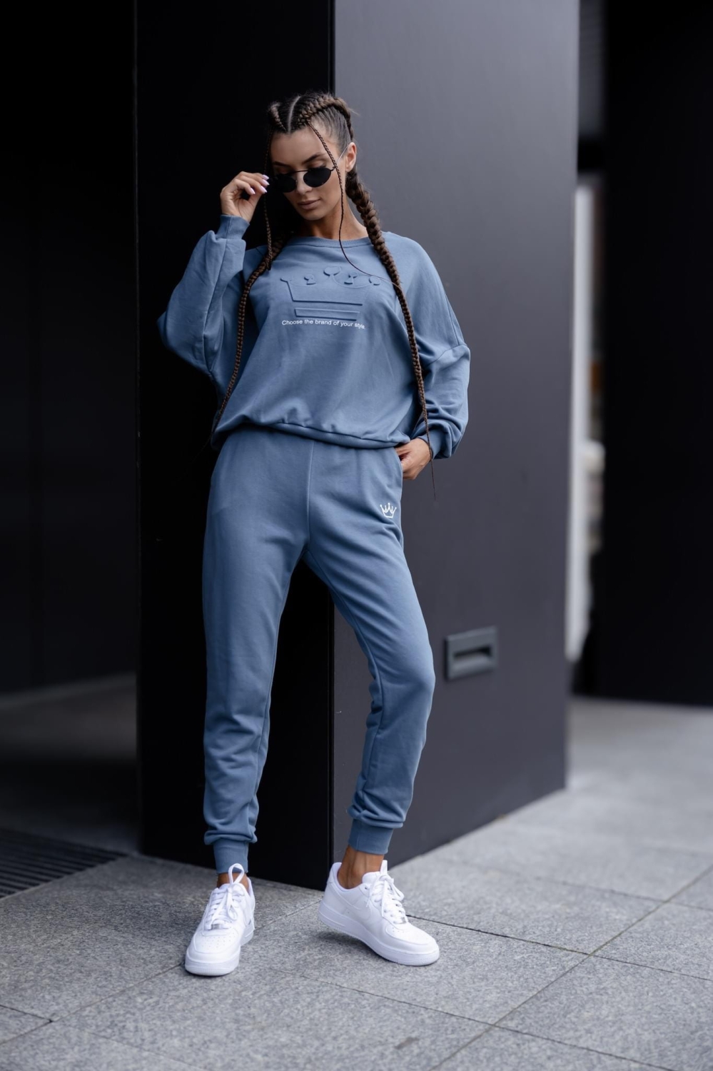 Komplet dresowy Korona oversize bluza z długim rękawem oraz idealnie skrojone spodnie dresowy w kolorze Niebieskim 