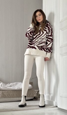 Komplet 2-częściowy Bluza ocieplana z wycięciem na kciuk z kapturem legginsy push up MORE w kolorze  Bordo Kokos Lenoshka 