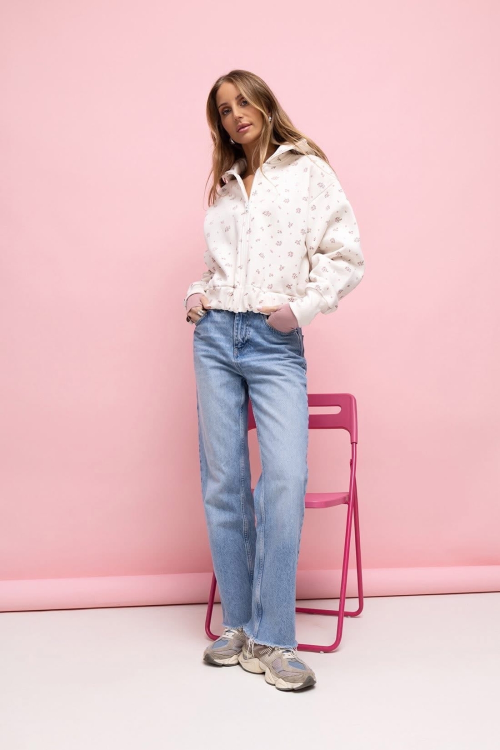 Bluza ocieplana z kapturem Lenoshka  z wycięciem na kciuk kwiatuszki 