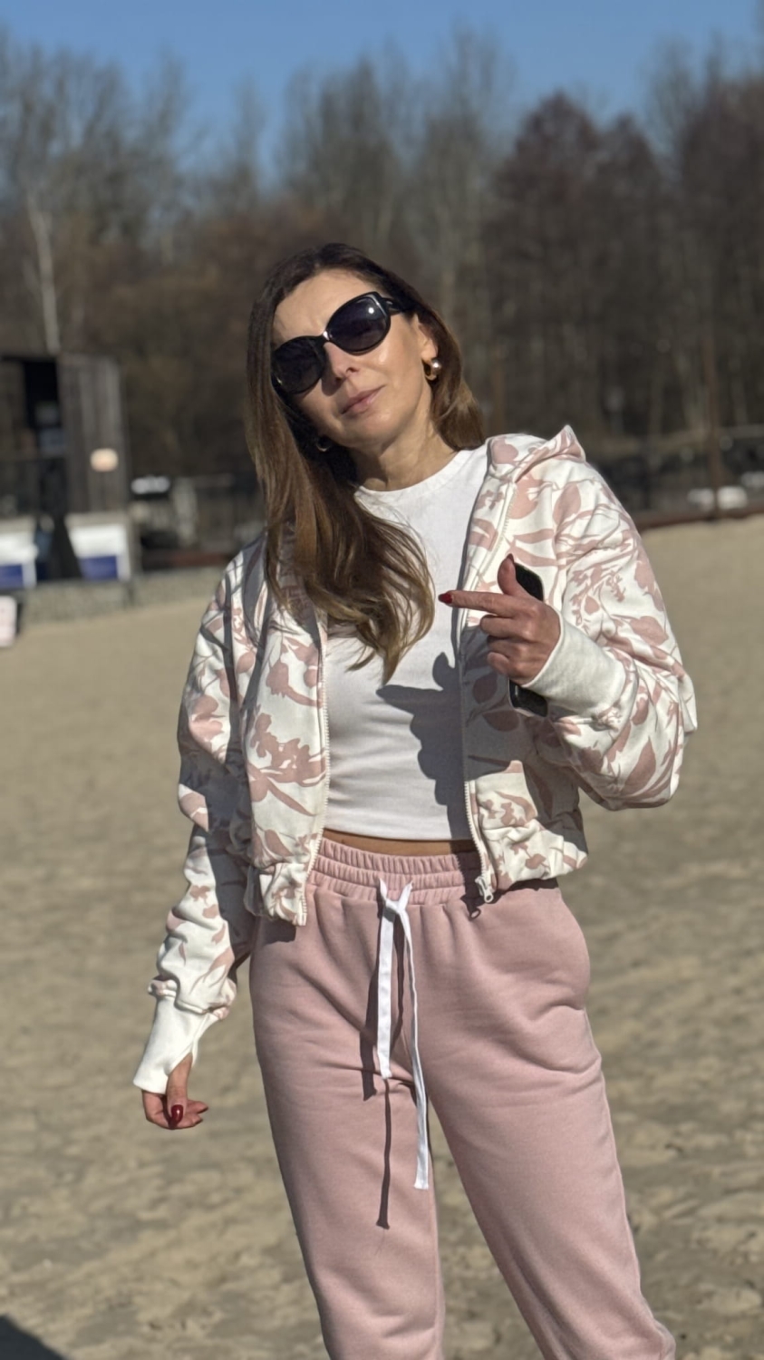 Bluza ocieplana z kapturem Lenoshka  z wycięciem na kciuk Pudrowy Róż 