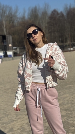 Bluza ocieplana z kapturem Lenoshka  z wycięciem na kciuk Pudrowy Róż 